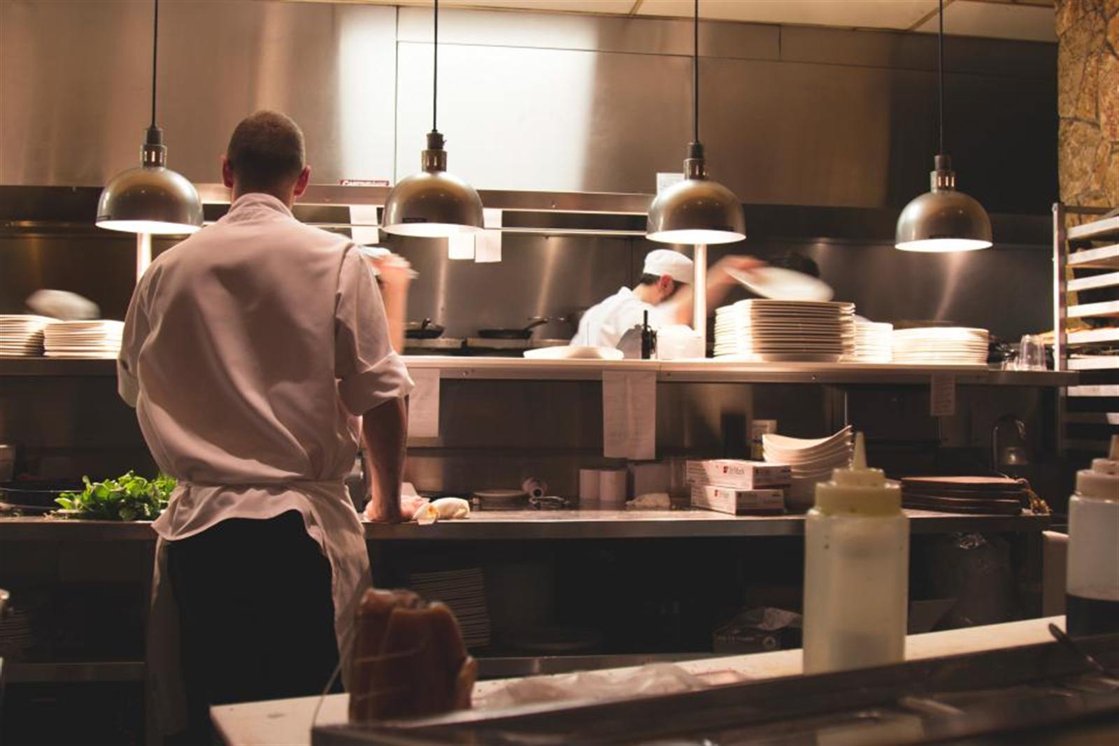 Cocinero trabajando en la cocina de un restaurante